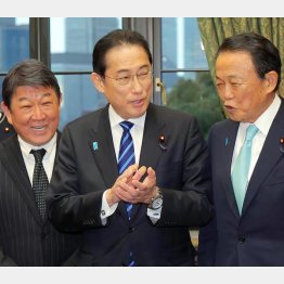 都知事選は終わりの始まり（岸田首相＝中央）／（Ｃ）日刊ゲンダイ