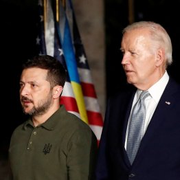 伊プーリア州G7サミットで、共同会見に臨むバイデン米大統領とウクライナのゼレンスキー大統領（左）／（Ｃ）ロイター