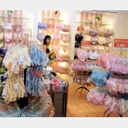 色の透けない淡い色の下着を選ぶ（Ｃ）日刊ゲンダイ