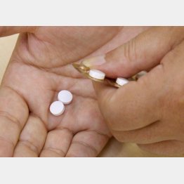 通常の薬は手で触っても差し支えはないが…（Ｃ）日刊ゲンダイ