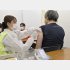 新型コロナワクチン接種を受ける人たち（代表撮影）