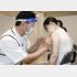 ワクチン接種を受ける女性（Ｃ）共同通信社