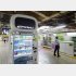 耳が不自由な乗客向けの新サービスの実証実験で、ＪＲ上野駅ホームの飲料自動販売機上部に設置された「エキマトペ」のディスプレー（Ｃ）共同通信社