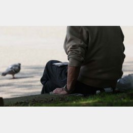 認知症になるとさまざまな障害が生じる（写真はイメージ）／（Ｃ）日刊ゲンダイ