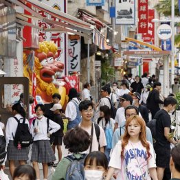 経済の潤いなくしては…（観光客でにぎわう沖縄・国際通り）／（Ｃ）共同通信社
