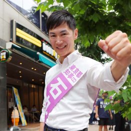 ドトール・コーヒーショップ前でガッツポーズ（前広島県安芸高田市市長の石丸伸二氏）／（Ｃ）日刊ゲンダイ