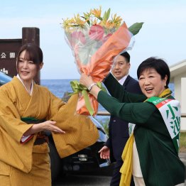 無視するかはぐらかし、恫喝に逃げ回る（八丈島演説での小池百合子都知事）／（Ｃ）日刊ゲンダイ