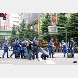 現場検証の様子（Ｃ）日刊ゲンダイ