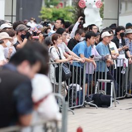 東京都知事選の街頭演説を聴く有権者（Ｃ）日刊ゲンダイ