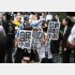 小池百合子都知事が街頭演説をした秋葉原駅前では、こんなプラカードを示す人々も（Ｃ）日刊ゲンダイ