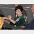 笑顔で聴衆とタッチする小池百合子都知事（Ｃ）日刊ゲンダイ
