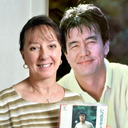 ロザンナさん（ヒデさんのパネル写真の前で＝2013年）／（Ｃ）日刊ゲンダイ