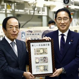 満面の笑みだった岸田首相だが…（左は日銀の植田総裁）／（代表撮影）