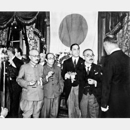 日独伊三国同盟締結で乾杯する東條英機陸相（左）ら（1940＝昭和15＝年9月27日）／（Ｃ）共同通信社