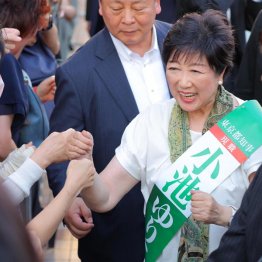 笑顔のグータッチタイムなか、私たちに気がつくや否や速攻に去っていった（小池百合子都知事）／（Ｃ）日刊ゲンダイ