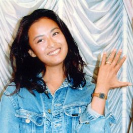 ジャン・アレジとの婚約会見で指輪を見せる後藤久美子（Ｃ）日刊ゲンダイ