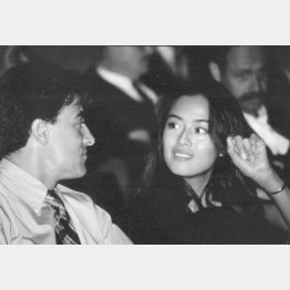 ブラジルのサンパウロで、F1レーサーのジャン・アレジ（左）と話すタレントの後藤久美子（Ｃ）共同通信社