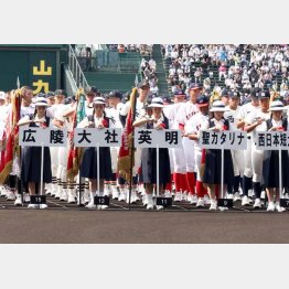 開会式で水分補給を行う出場校の選手たち（Ｃ）ＪＭＰＡ