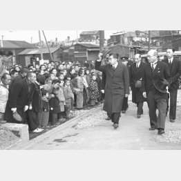 「地方巡幸」で横浜市稲荷台の戦災者用の共同宿舎を視察する昭和天皇（Ｃ）共同通信社