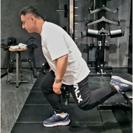 【ブルガリアンスクワット】踏み台に後ろ足のつま先を乗せ、前脚をスクワットする（Ｃ）日刊ゲンダイ