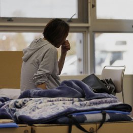 避難所での生活は女性ならではのストレスがある（Ｃ）共同通信社