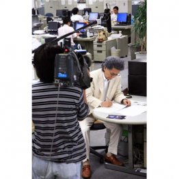 NHKの番組収録で社内で五木寛之氏の執筆シーンを撮影＝2008年9月17日（Ｃ）日刊ゲンダイ