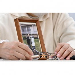 森友文書問題は、私たち自身の人権問題（国が上告を断念したことを受け、赤木俊夫さんの写真と眼鏡を前に記者会見する妻の雅子さん）／（Ｃ）共同通信社