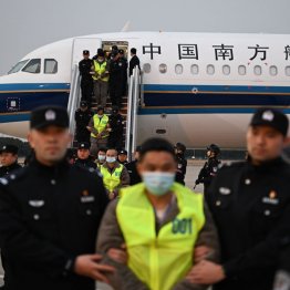 ミャンマーから詐欺に関わったとみられる多数の中国人容疑者が送還された（Ｃ）新華社／共同通信イメージズ