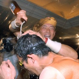 リーグ優勝祝勝会で赤星憲広（手前）にビールをかける金本知憲＝2003年9月15日（Ｃ）共同通信社