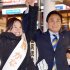 世間は忘れると踏んで…（小金井市議選の応援に入った玉木代表＝右）／（Ｃ）日刊ゲンダイ
