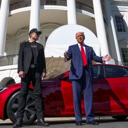 なりふり構わぬテスラ車アピールの猿芝居（Ｃ）ロイター