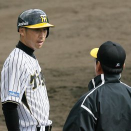 真弓監督（右）と筆者＝2009年春季キャンプ（Ｃ）共同通信社