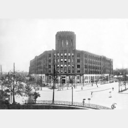 戦時中の警視庁。ここから特高警察が始まる。（1931＝昭和6＝年8月、桜田門前、日本電報通信社撮影）