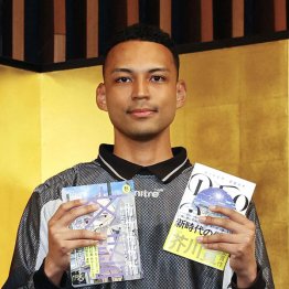 第172回芥川賞・直木賞授賞式で、受賞作品を手に（Ｃ）共同通信社