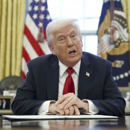 米輸入車に25%の追加関税を発表したトランプ米大統領＝26日（Ｃ）ロイター＝共同