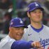 ロバーツ監督と大谷翔平（Ｃ）日刊ゲンダイ