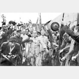 GHQは戦時中の政治犯も釈放していった（東京・府中刑務所を出る日本共産党幹部たち、1945＝昭和20＝年10月10日）／（Ｃ）共同通信社