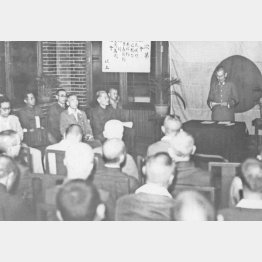 大日本興亜会発会式で挨拶する松井石根総裁（元陸軍大尉、1945＝昭和20＝年6月27日）／（Ｃ）共同通信社