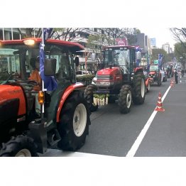 「令和の百姓一揆/日本の食と農を守れ」と、トラクターを先頭に4500人が練り歩いた＝30日、東京・表参道、原宿（Ｃ）日刊ゲンダイ