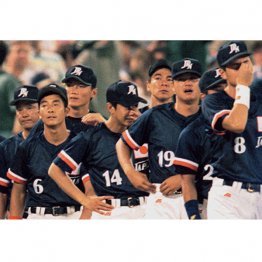 1996年アトランタ五輪決勝でキューバに敗れ、試合後に涙ぐむ日本ナイン（Ｃ）共同通信社