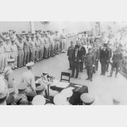 1945年9月2日、日本降伏の調印式典。署名するマッカーサー元帥（Ｃ）共同通信社