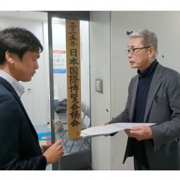 取材の自由に賛同する署名を万博協会に手渡す今井氏（提供写真）