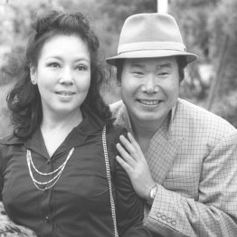 映画「男はつらいよ　寅次郎純情詩集」の製作発表での渥美清（右）と京マチ子（Ｃ）共同通信社