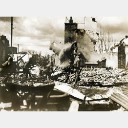 「第2次上海事変」。中国軍と交戦する日本軍兵士（1937＝昭和12＝年11月）　（Ｃ）Underwood Archive／Universal Images Group／共同通信イメージズ