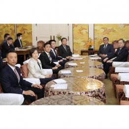 慌てて与野党党首会議（Ｃ）共同通信社