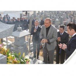 山口組・竹中正久四代目組長の命日に、墓参りをする司忍六代目組長（Ｃ）日刊ゲンダイ