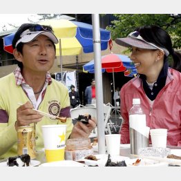 石田純一（左）と東尾理子（Ｃ）日刊ゲンダイ