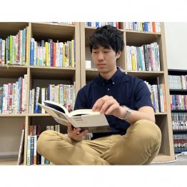 授業中もずっと本を読んでいたという笹沼颯太社長（提供写真）