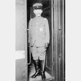 岡山での国防義会発会式に臨席のため、東京駅から西下する荒木貞夫陸相（1933＝昭和8＝年4月11日、日本電報通信社撮影）