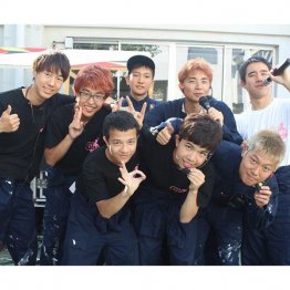 筑駒の文化祭（一番左が笹沼颯太社長、＝提供写真）